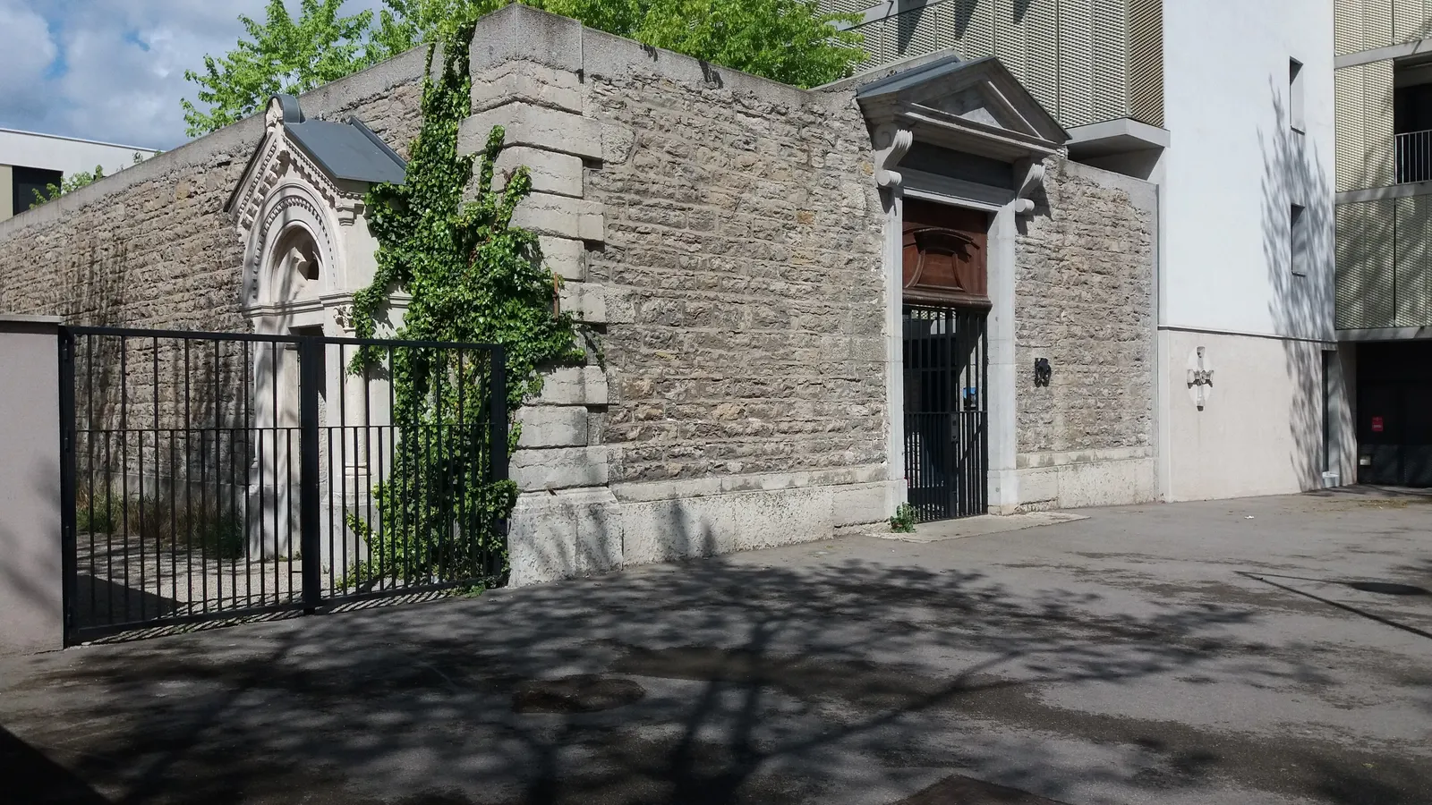 Les murs du château de la Ferrandière, à Villeurbanne